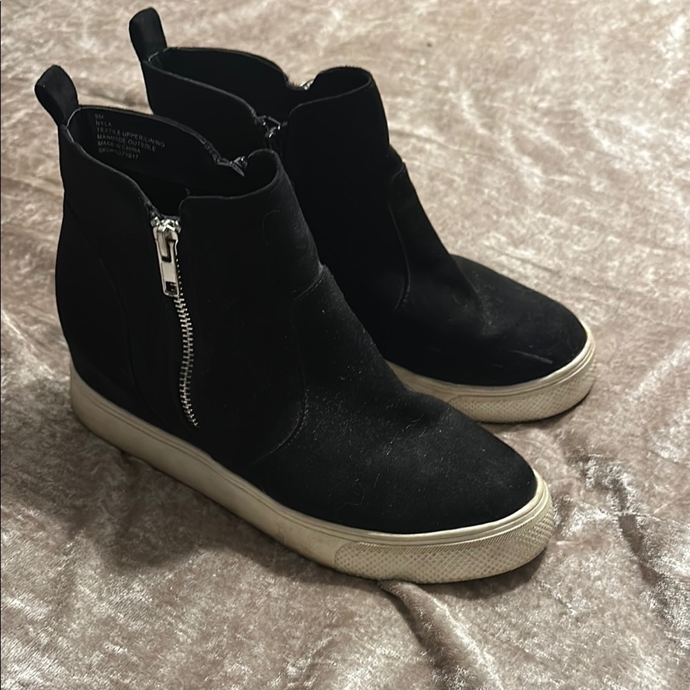 Black Ankle Boots with Side Zipper and Platform Sole
